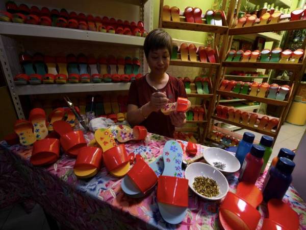 Angeli Choo bermula dengan hobi namun kini sudah mempunyai sebuah kilang untuk menghasilkan terompah di Georgetown.