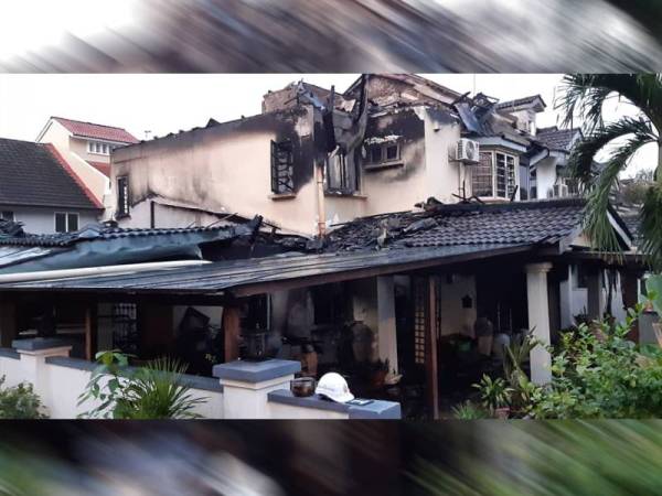 Keadaan rumah berkenaan di Jalan Asahan 3, Seksyen 26/27C, Taman Bukit Saga yang terbakar awal pagi tadi. - Foto ihsan Bomba Selangor