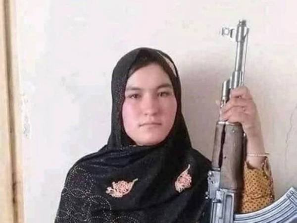 Kisah keberanian Qamar Gul yang menembak mati dua anggota Taliban menjadi bualan ramai sejak minggu lalu. - Foto Twitter