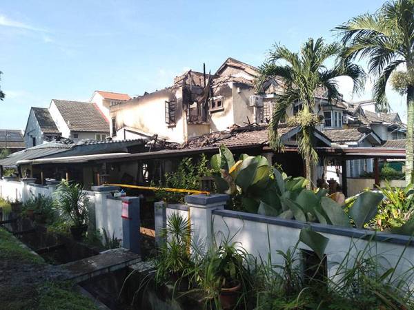 Keadaan rumah di Taman Bukit Saga yang musnah 80 peratus dalam kebakaran awal pagi tadi.