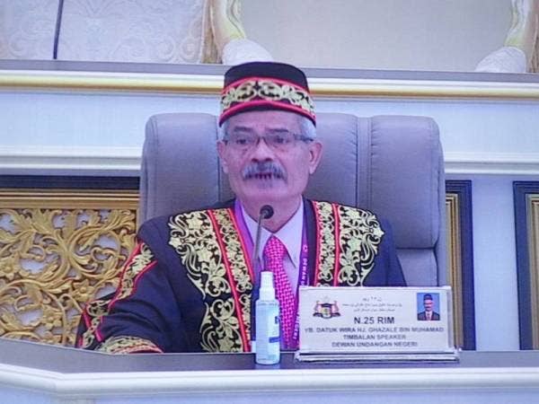 Ghazale ketika menegur ahli-ahli dewan ketika sesi soal jawab persidangan DUN Melaka hari ini.