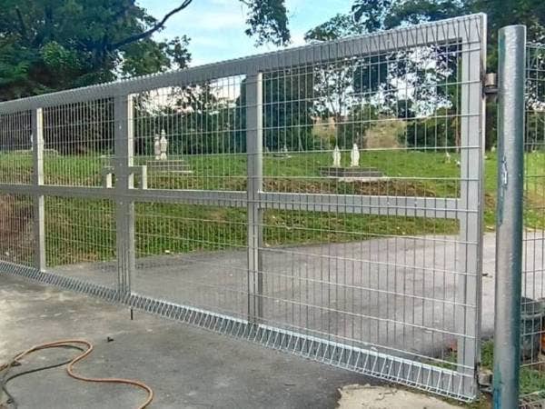 Pagar anti panjat dipasang bagi mengatasi masalah pencerobohan dan anjing liar di Tanah Perkuburan Islam Kampung Selayang Lama.
