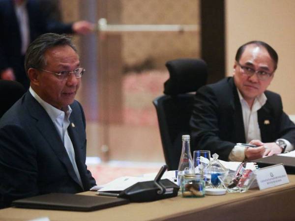 Hasni (kiri) ketika Mesyuarat Petunjuk Prestasi Utama (KPI) yang diadakan di Kota tinggi baru-baru ini.