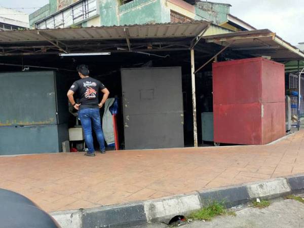Gerai burger di Jalan Cungah, Klang yang diserbu polis semalam.