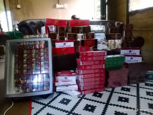 Antara rokok seludup yang dirampas dalam serbuan di sebuah gerai burger di Jalan Cungah, Klang, semalam.