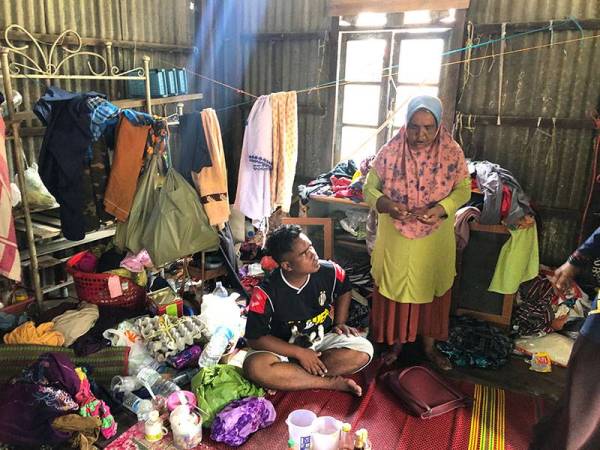 Keadaan tempat tinggal dua beranak ini di Kampung Pulau Pisang sudah perlu diganti baharu namun keluarga ini tidak berkemampuan untuk melakukannya.