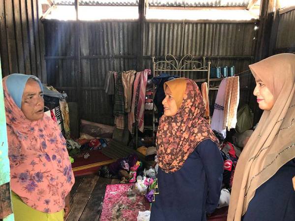 Dua anak saudara Rokiah, Che Jah (tengah) dan Rashidah (kanan) yang sentiasa menziarahi serta membantu membersihkan rumah ibu saudaranya itu tetapi akan tetap kembali bersepah.