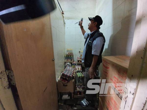 Wazir memeriksa tandas yang dijadikan stor menyimpan stok barangan.