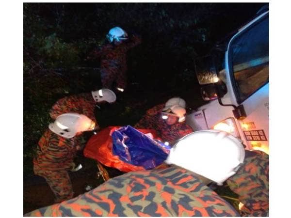 Mangsa yang tersepit berjaya dikeluarkan anggota Balai Bomba dan Penyelamat Gerik.