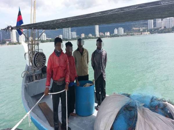Empat daripada enam nelayan ditahan oleh APMM Pulau Pinang petang semalam. 