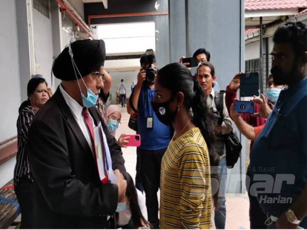 Pavithra hadir ke mahkamah dan suaminya diwakili peguam, Mahinderjit Singah.