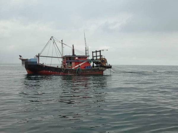 Sebuah bot nelayan kelas B yang ditahan APMM Selangor dalam Op Benteng, di Pulau Selat Kering, Selangor, semalam.
