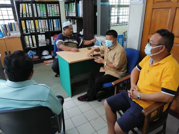 Zabidi memaklumkan sesuatu kepada Chon Siang ketika melihat kilang ais yang diarahkan ditutup oleh JKNP