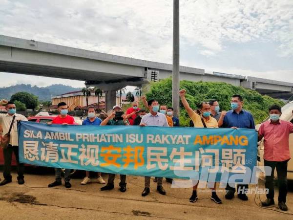 Andre (dua dari kanan) bersama penduduk dan peniaga berkumpul mendesak isu kesesakan di Pekan Ampang diberikan perhatian serius.