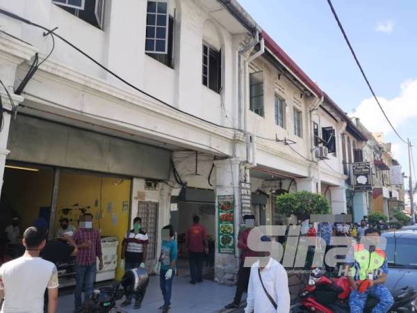 Keadaan Pekan Ampang dipenuhi warga Bangladesh yang berurusan di
Pusat Perkhidmatan Pasport Suruhanjaya Tinggi Bangladesh