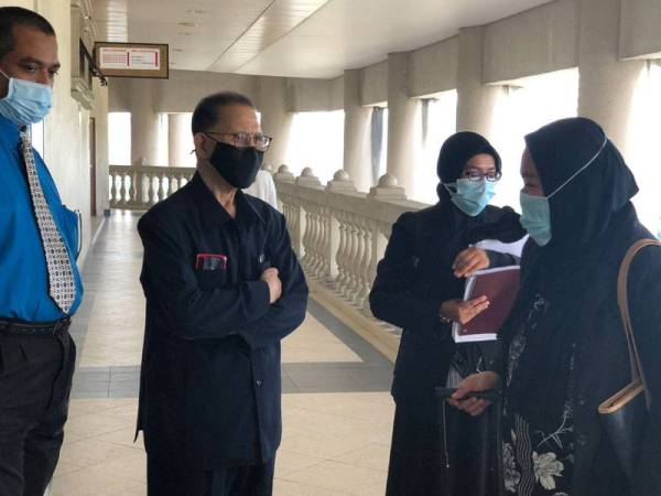 Kasitah (dua dari kiri) hadir di Mahkamah Tinggi Kuala Lumpur hari ini berhubung kes skandal 1MDB.