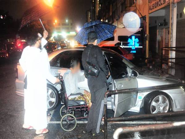 Skuad SSU LZS turun padang bagi membantu warga emas terbabit yang sebelum ini hidup bergelandangan. - Foto ihsan LZS