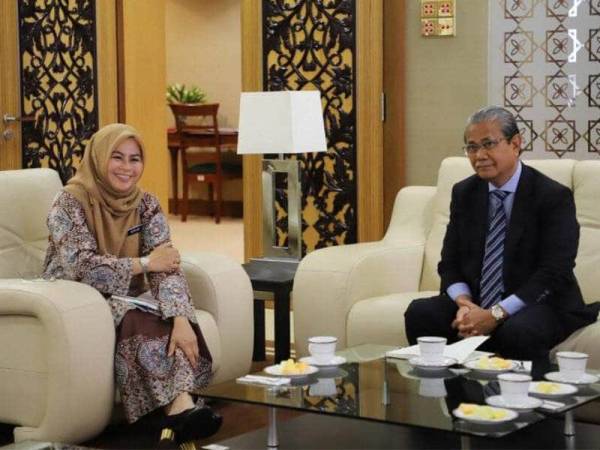 Noraini (kiri) menerima kunjungan hormat Ku Abd Rahman hari ini bagi membincangkan kerjasama antara KPT dan Kerajaan Negeri Kedah.