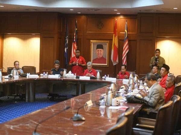 Mesyuarat Majlis Kerja Tertinggi UMNO dipengerusikan oleh Presidennya, Datuk Seri Dr Ahmad Zahid Hamidi malam tadi.