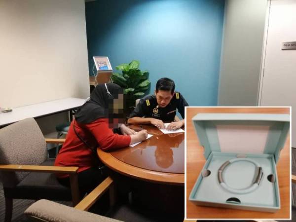 Seorang wanita dikesan promosi gelang tangan cegah Covid-19 berharga RM580 dikompaun RM50,000 oleh KPDNHEP.