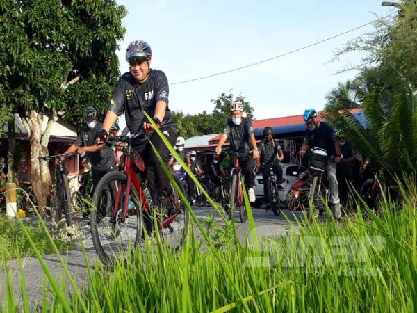 Raja Muda Perlis mengayuh basikal bersama lebih 90 peserta untuk menziarahi dan menyampaikan bantuan kepada tiga buah keluarga asnaf di sekitar Utan Aji, Kangar kelmarin.
