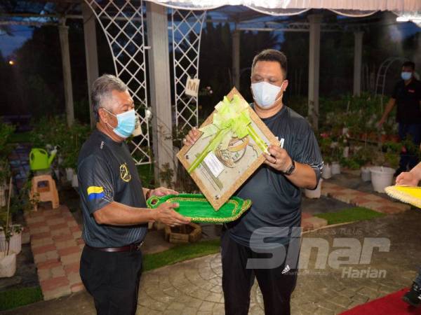 Raja Muda Perlis (kanan) berkenan menerima cenderahati MADA yang disampaikan oleh Fouzi.