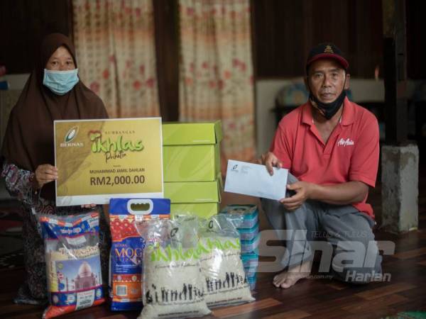 Muhammad Jamil dan isteri bersama barangan sumbangan daripada Bernas. 