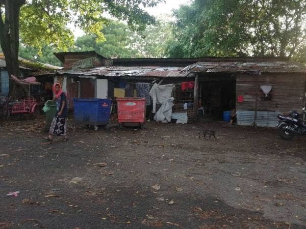 Bilik sewa di Kampung Jawa yang menjadi tempat tujuh beranak berteduh dari panas dan hujan.
