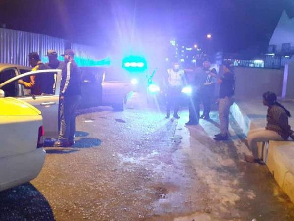 Anggota polis memeriksa sebuah kereta jenis Perodua Axia selepas menahan dua individu di Jalan Bandar Baru Klang semalam.