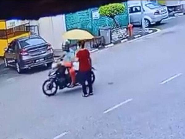 Video lelaki menunggang motosikal dan menyamun seorang warga emas tular di media sosial semalam.