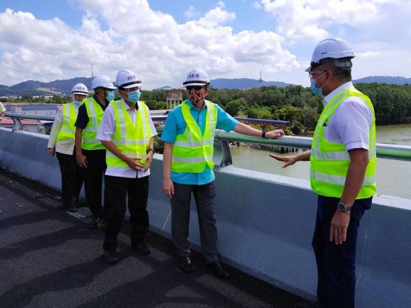 Fadillah meninjau jambatan baharu sepanjang 451 meter yang merentasi Sungai Kuantan ke Bandar Putra, Tanjung Lumpur di sini.