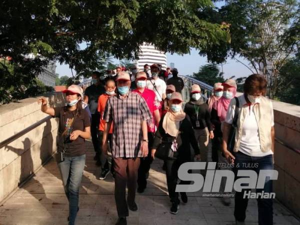 Nor Hisham (dua dari kiri) berjalan kaki dari Lobi Menara DBKL 1 menuju ke Laman Masjid Jamek sewaktu melawat Jejak Warisan KL di Kuala Lumpur hari ini.