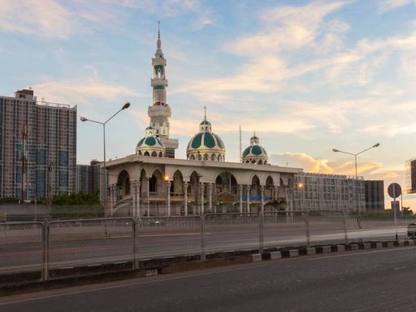 Sejak situasi Covid-19 di Thailand merekodkan sifar kes penularan tempatan selama dua bulan, solat sunat Aidiladha dan ibadah korban dibenarkan dilaksanakan di masjid. - Foto 123RF