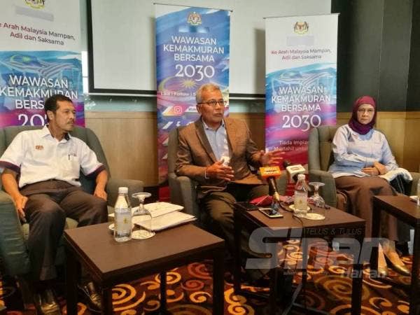 Mohd Redzuan (tengah) pada sidang media selepas majlis di sebuah hotel di Ipoh hari ini.