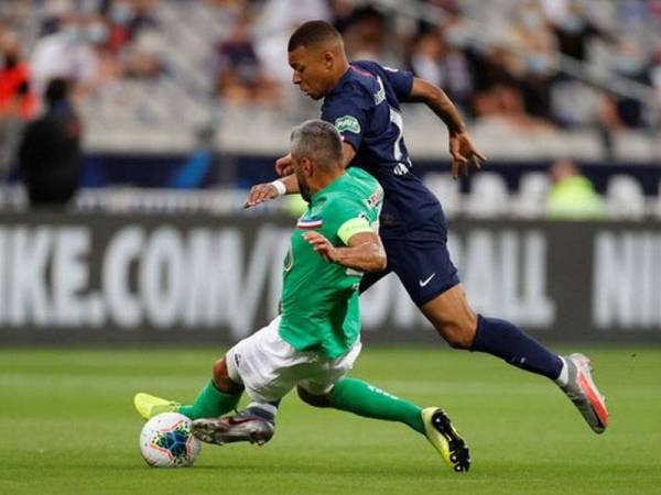 Detik di mana Mbappe dikasai Pierrin. Foto: Reuters