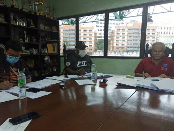 Megat Shahriman (kiri) ketika mempengerusikan Mesyuarat Jawatankuasa KLHA kali kedua bagi penggal 2019-2020 hari ini.