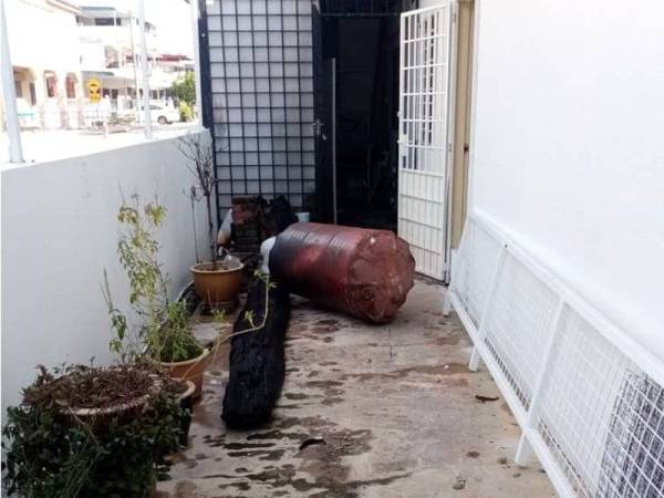 Mangsa disambar api ketika memotong tong dram mengandungi bahan pelarut cat.