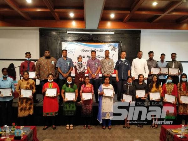 Antara pelajar India yang berjaya menamatkan pengajian di Cosmopoint dalam satu majlis di Sungai Petani hari ini.