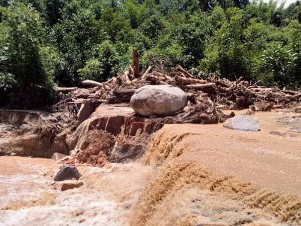 Kepala air yang deras bersama lumpur berlaku secara tiba-tiba menyebabkan rumah terlibat musnah. - Foto ihsan JBPM