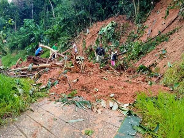 Tanah runtuh yang berlaku menyebabkan laluan ke Pos Titom, Lipis yang terputus. - Foto ihsan JBPM
