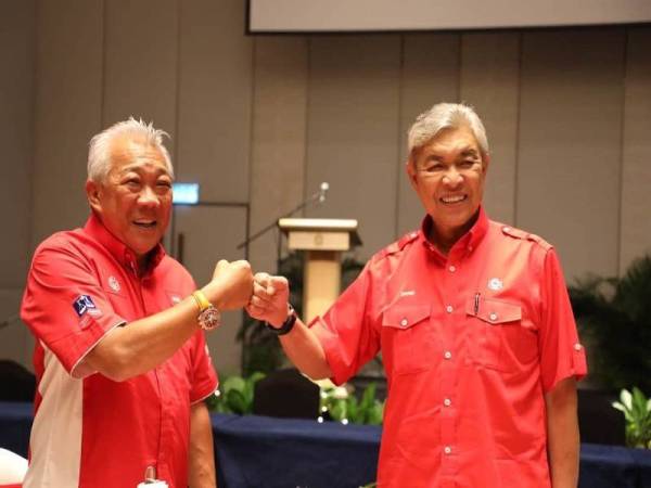 Ahmad Zahid (kanan) dan Bung Moktar dalam pertemuan di Kota Kinabalu malam ini. - Foto Facebook Ahmad Zahid Hamidi