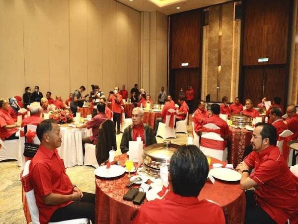 Pertemuan khas dengan barisan ketua-ketua UMNO bahagian negeri Sabah di Kota Kinabalu malam ini. - Foto Facebook Ahmad Zahid Hamidi