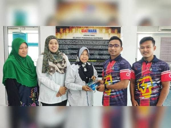 Muhammad Saniy (dua dari kanan) ketika menjayakan projek smartskills barbershop antara Inapan Siswa TNB UUM dan Giatmara Nibong Tebal, Pulau Pinang.