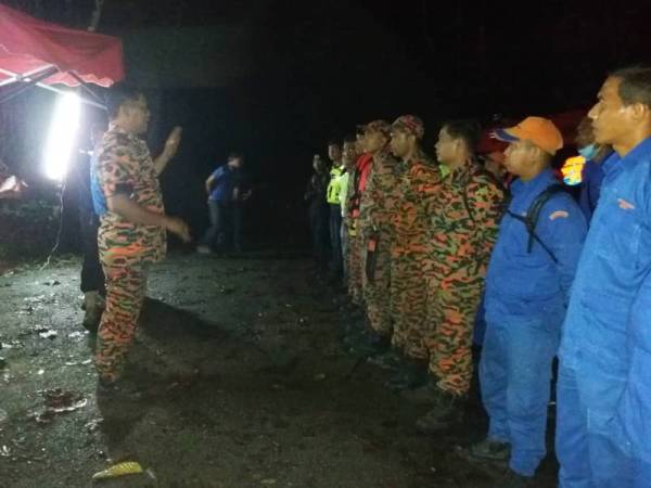 Pasukan bomba bersama agensi lain digerakkan untuk mencari enam mangsa tersesat di Gunung Liang. - Foto JBPM Perak