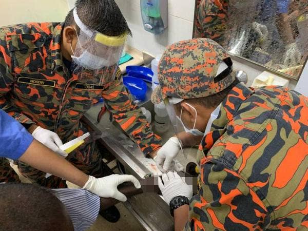 Anggota JBPM mengambil masa lebih tiga jam untuk memotong cincin pada jari lelaki berkenaan.