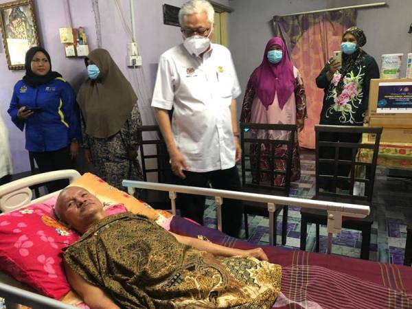 Ismail Sabri ketika melawat anggota veteran ATM di Wakaf Mek Zainab, Kota Bharu hari ini.