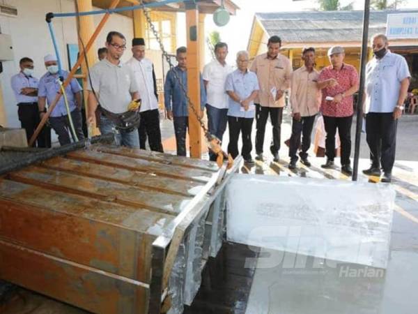 Ronald (dua dari kanan) melihat kemudahan yang ada di Kompleks LKIM Dungun.