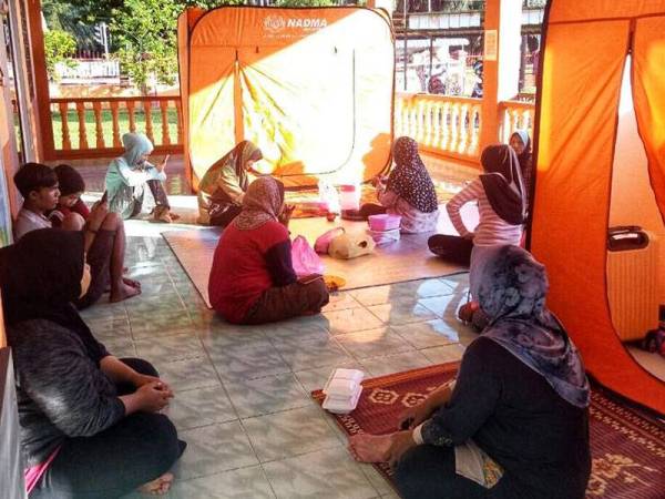 Antara mangsa banjir yang ditempatkan di pusat pemindahan sementara di Bandar Baharu.