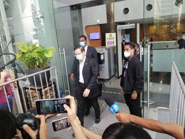 Guan Eng meninggalkan ibu pejabat SPRM kira-kira jam 7 petang semalam.