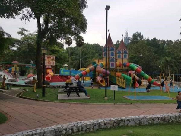 Notis penutupan telah diletakkan namun masih terdapat segelintir ibu bapa membawa anak-anak menggunakan taman permainan di taman awam.